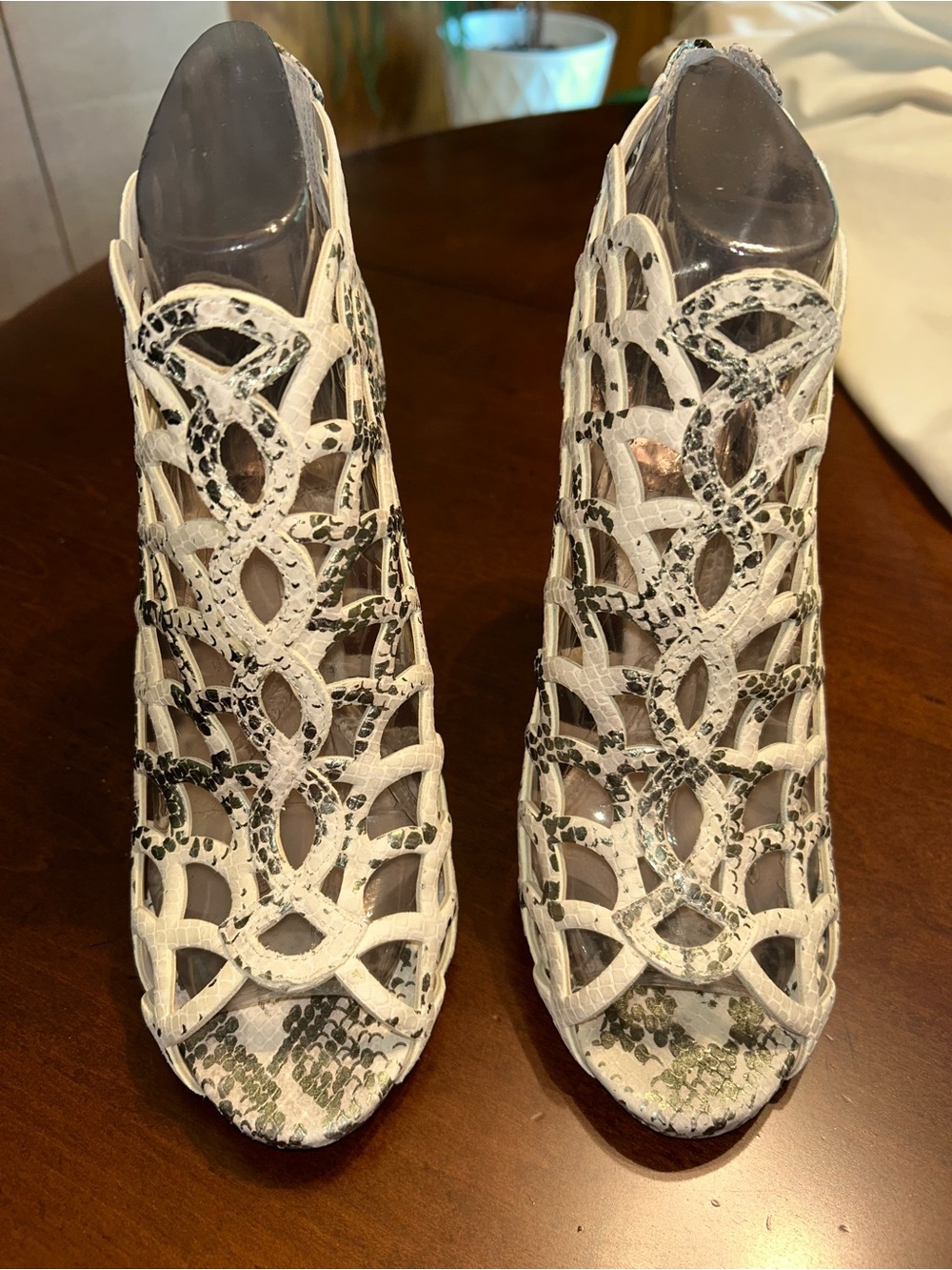 NIB Vince Camuto Fontanela Metallic Snakeskin Cutout Women’s Sandals 9.5